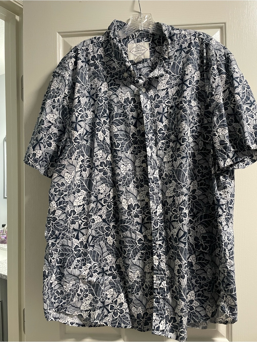 NWOT St. John’s Bay Men's Navy Floral Short-Sleeve Button-Up Shirt